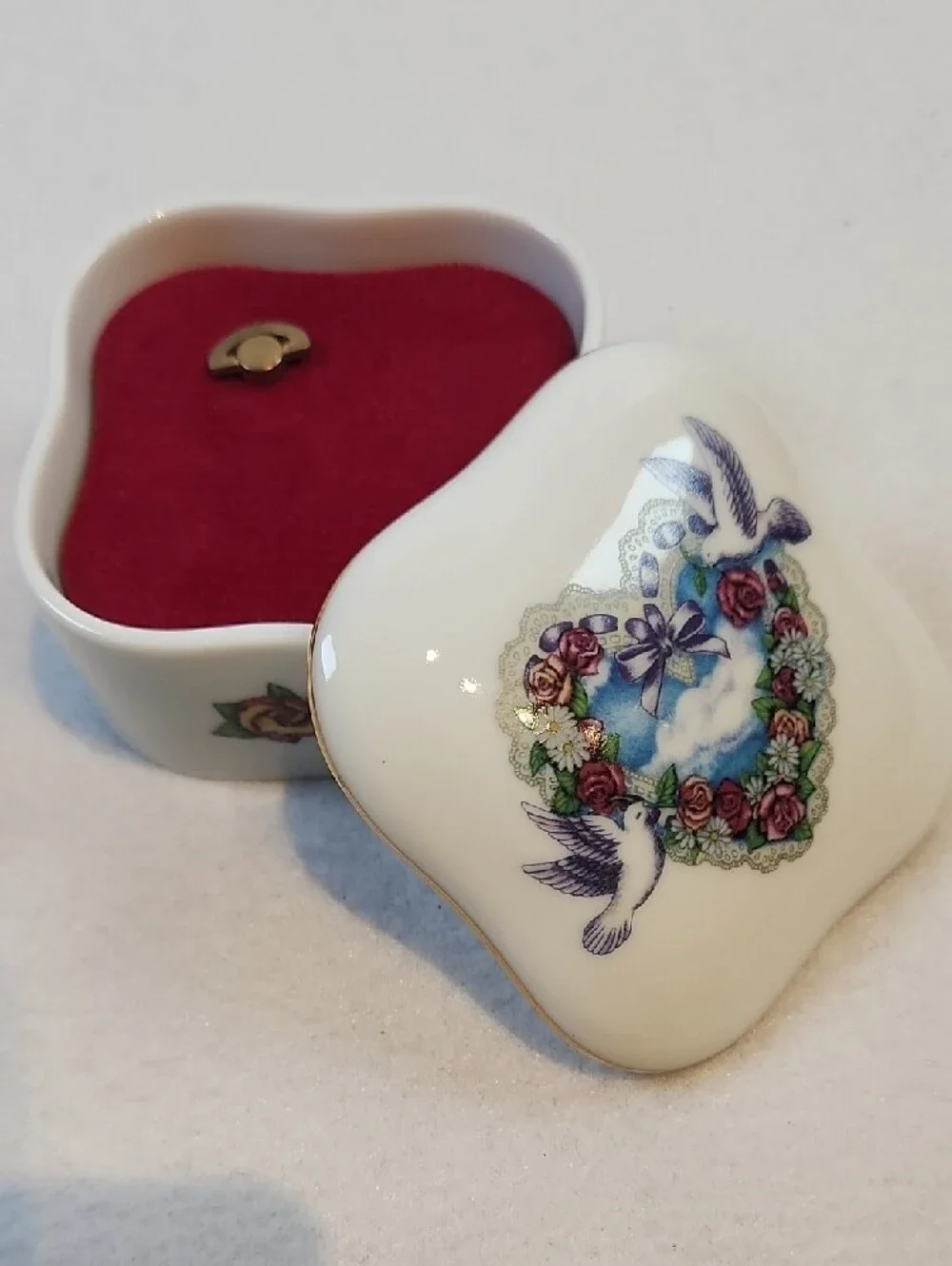 The 1985 Worlds Favorite Love Songs Trinket Box Music Collection 